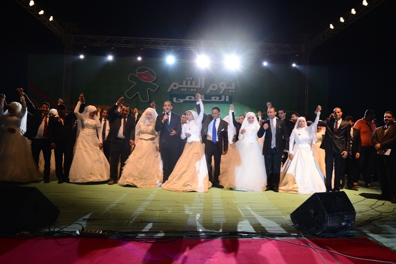 بالصور..«الأورمان» تستقبل 2018 بزفاف 300 عروسة «يتيمة»