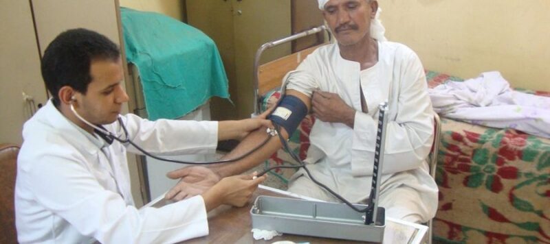 مديرية الصحة بأسوان تنظم «قافلة طبية» مجانية لمعالجة سكان قرية جبل تقوق