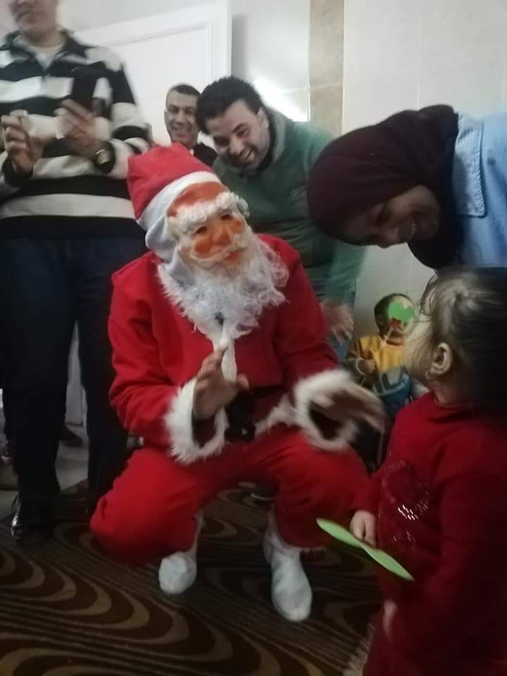 بابا نويل يزور الأطفال المرضى بمستشفى المبرة بالشرقية