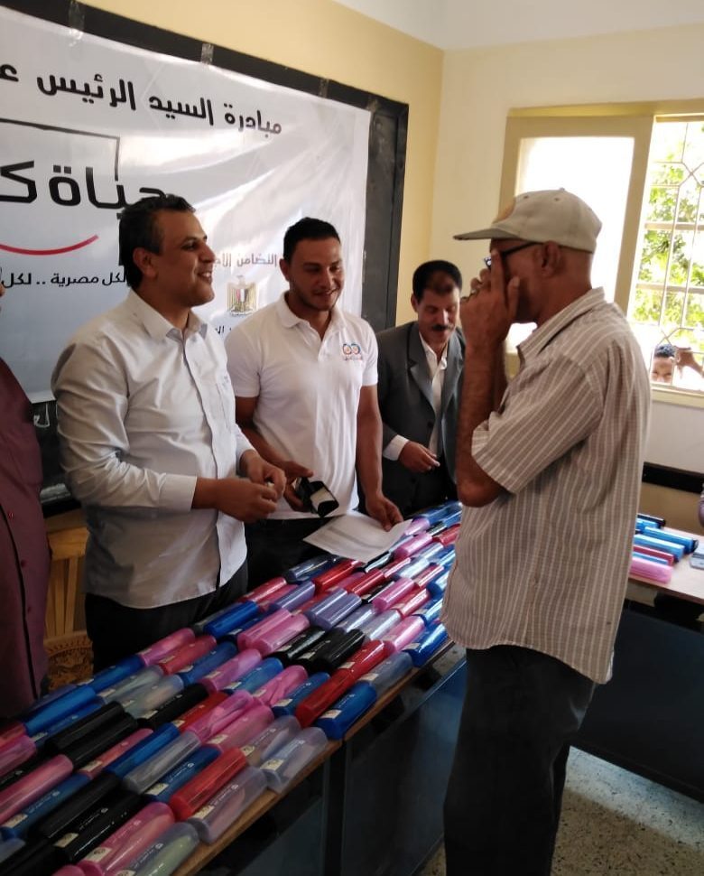 صناع الخير توزع 160 نظارة طبية لأهالي قرية الخرطوم بالبحيرة