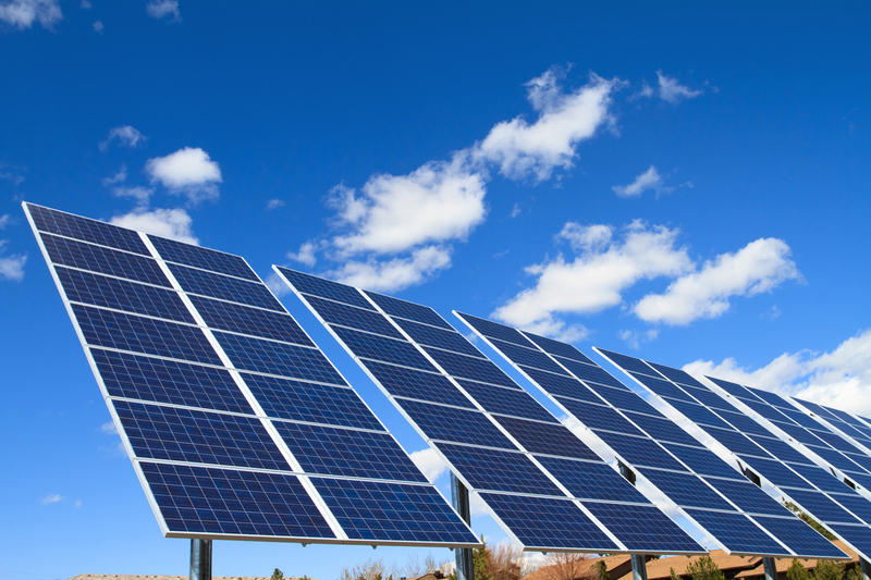 القوى العاملة تنفذ دورات صيانة محطات الطاقة الشمسية بالفرافرة مجانًا