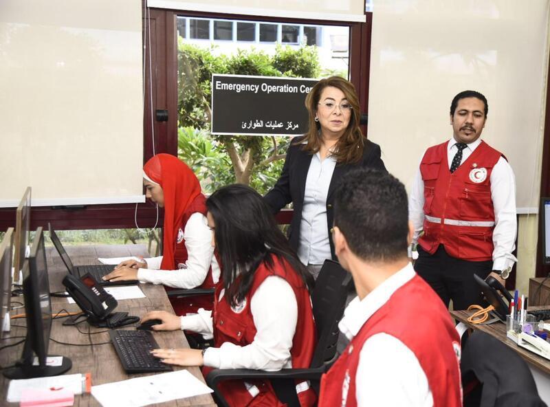 وزيرة التضامن الاجتماعي تتفقد غرفة العمليات المركزية بالهلال الأحمر المصري