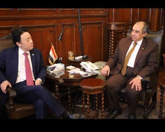 استقبل الدكتور عز الدين أبوستيت، وزير الزراعة واستصلاح الأراضي الدكتور شو دونيو المدير العام لمنظمة الأغذية والزراعة التابعة للامم المتحدة (FAO) ، أثناء مشاركته في أعمال منتدى شباب العالم الذي يعقد حاليا بمدينة شرم الشيخ