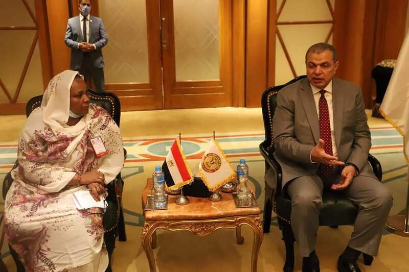 على هامش«العمل العربي».. وزير القوي العاملة يبحث مع نظريته السودانية نقل الخبرة المصرية