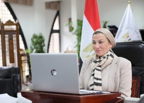 «البيئة» تناقش فرص الاستثمار بالمحميات وإدارة المخلفات مع محافظ الفيوم