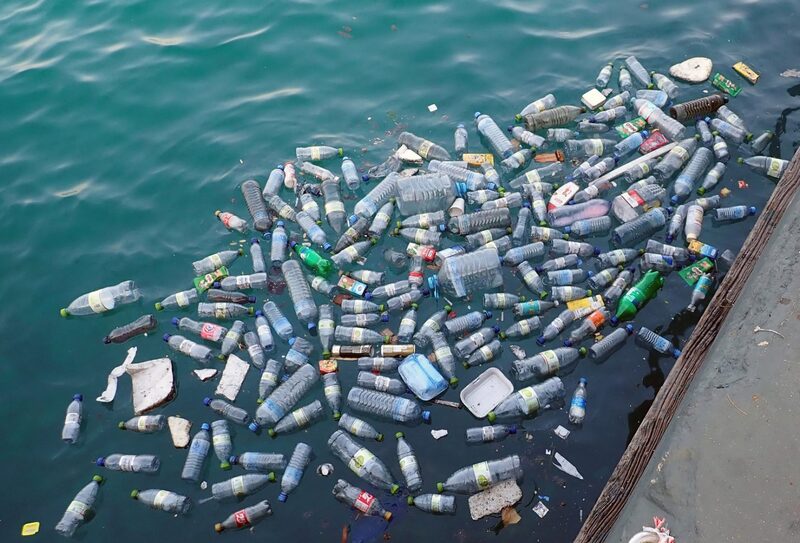علماء يطورون إنزيما جديدا يحلل النفايات البلاستيكية في غضون ساعات