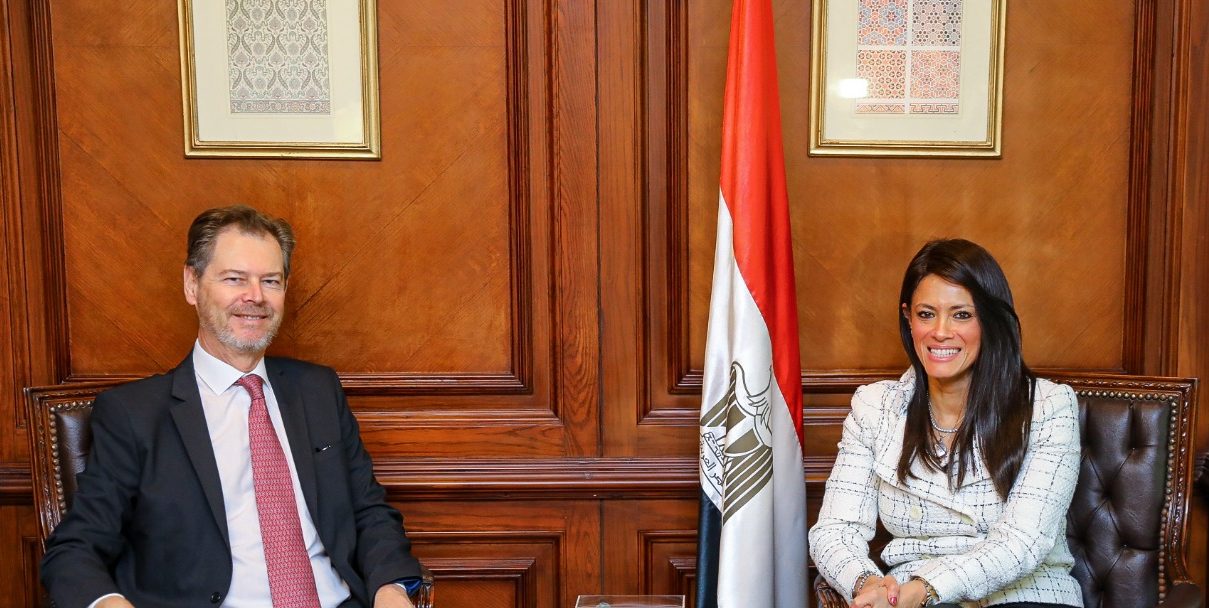 رانيا المشاط تبحث مع سفير إسبانيا بالقاهرة جهود تعزيز التعاون في مجال النقل المستدام