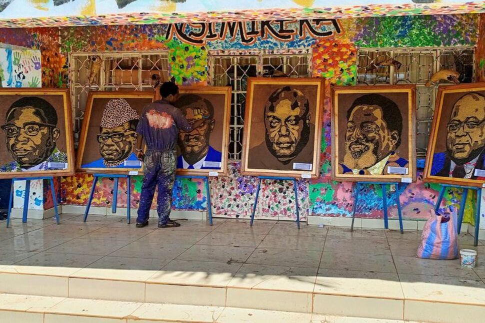 Congolese artist paints politicians’ portraits in plastic