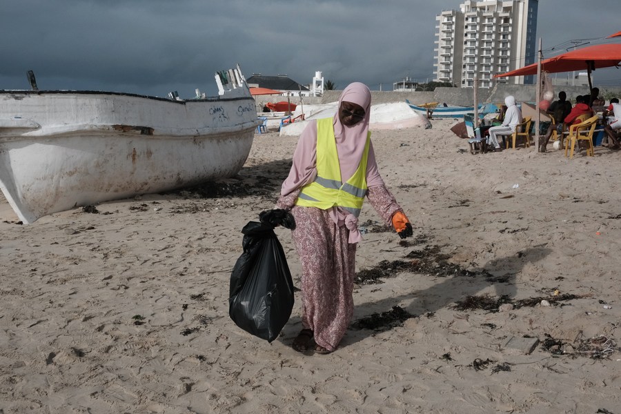 (Hello Africa) Youth-led campaign in Somalia tackles plastic pollution on beaches, boosting marine ecosystems