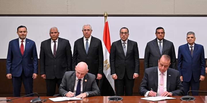 باستثمارات 1.5 مليار دولار.. رئيس الوزراء يشهد توقيع مذكرة تعاون بين هيئة قناة السويس وشركة «بلدنا» القطرية