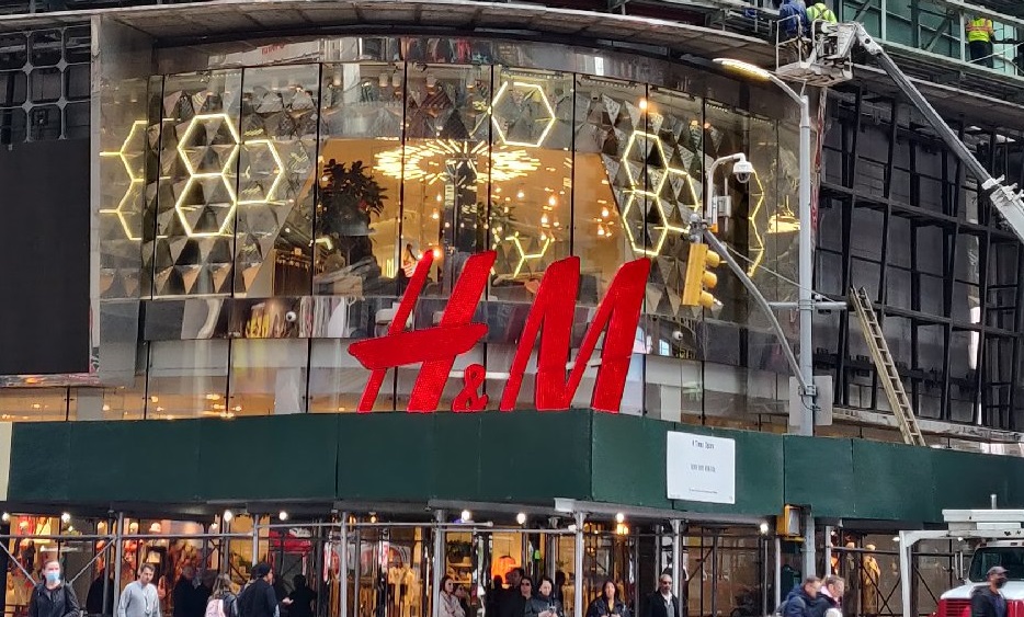 H&M, DBS initiate first-of-its-kind green loan program to help decarbonize fashion sector