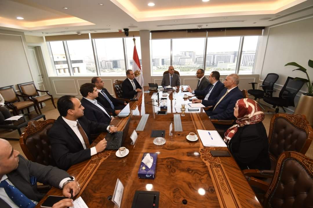 وزير الإسكان يلتقى مسئولى المبادرة الوطنية لتطوير الصناعة المصرية “ابدأ