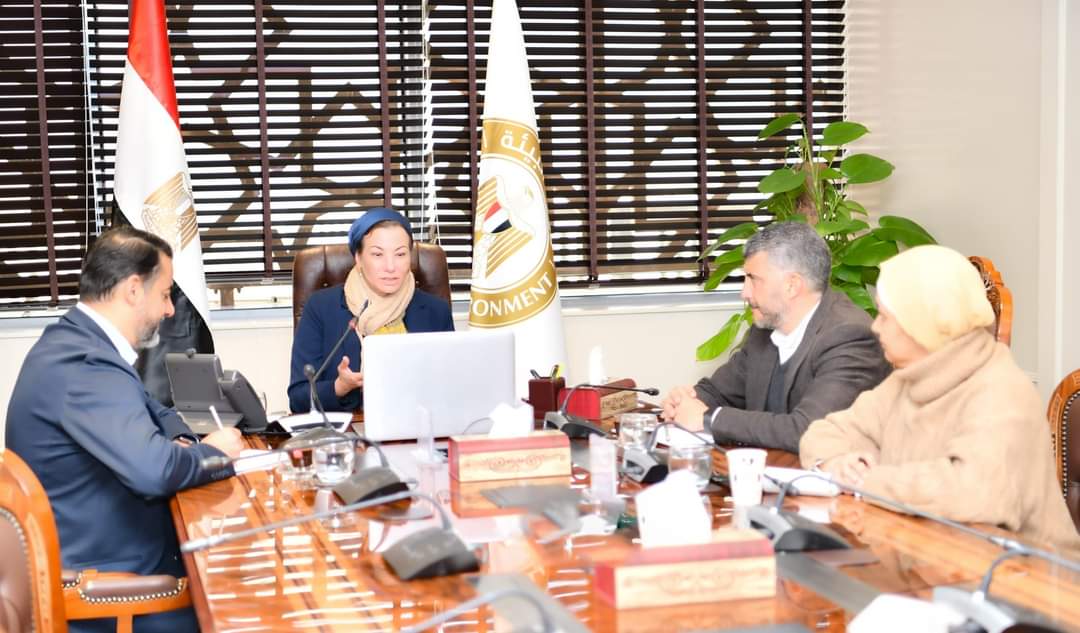 “وزيرة البيئة” تجتمع بإستشارى لجنة تقييم مشروع دمج التنوع البيولوجي بالسياحة فى مصر